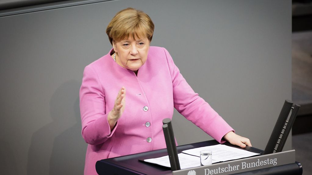 La chancelière fédérale Angela Merkel prononce une déclaration de politique générale devant le Bundestag