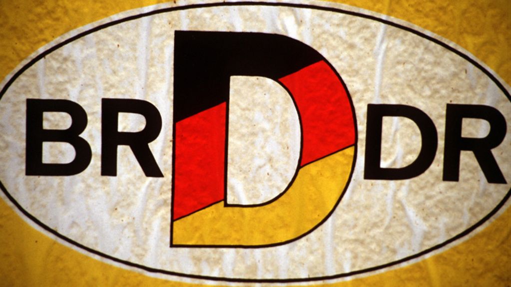 Ein Wahlkampfaufkleber mit eindeutiger Aufforderung zur Wiedervereinigung: BRDDR.