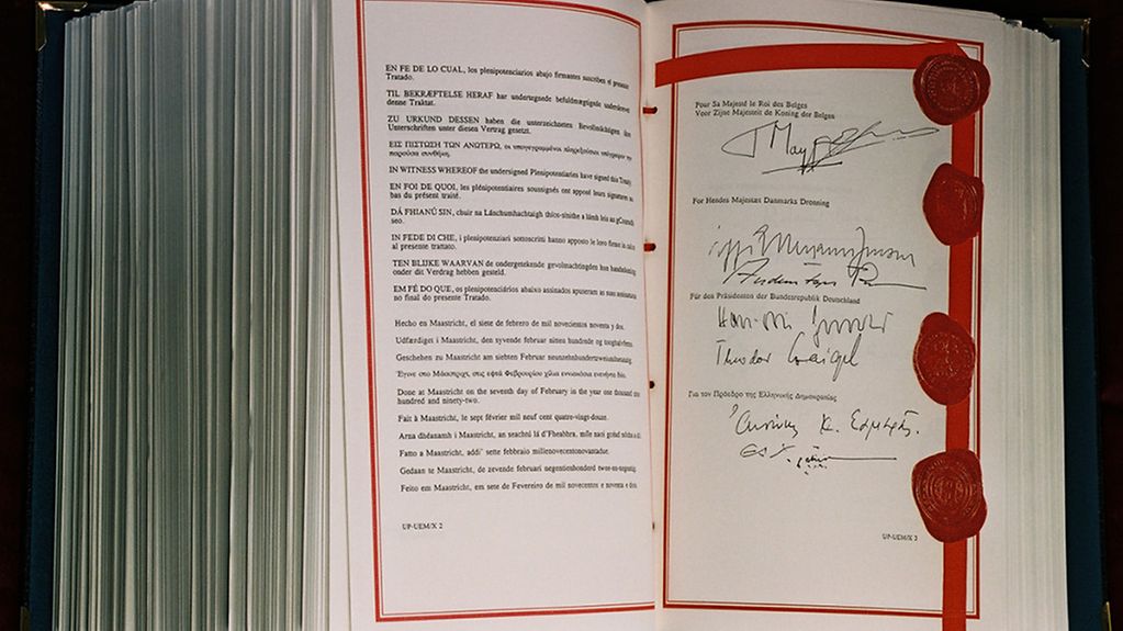 Faksimile vom Vertrag von Maastricht (Vertrag über die Europäische Union), der am 7. Februar 1992 im niederländischen Maastricht vom Europäischen Rat unterzeichnet wurde.