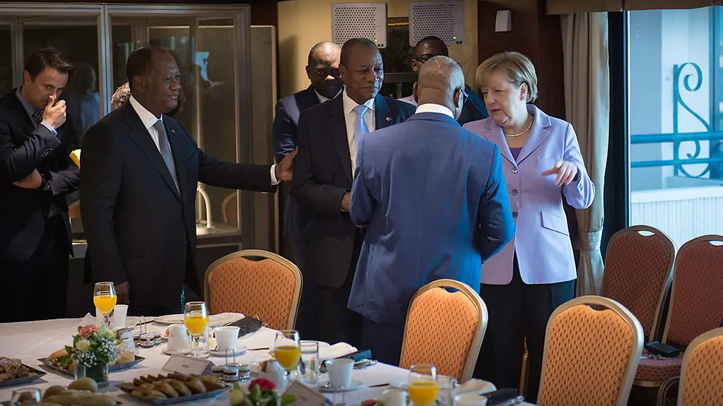 Chancellor Angela Merkel talks to African leaders.