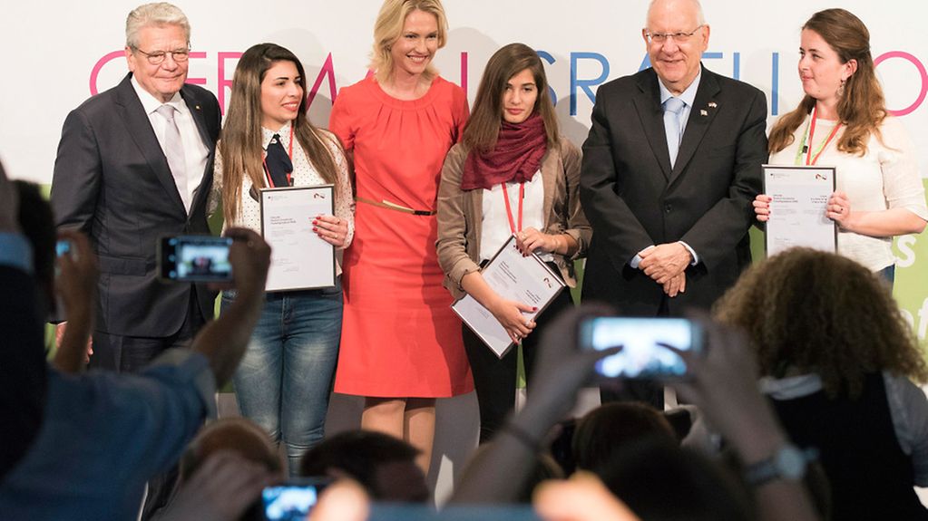 Zum Abschluss des Deutsch-Israelischen Jugendkongresses am 11. Mai 2015 hat Bundesjugendministerin Manuela Schwesig zusammen mit Bundespräsident Joachim Gauck und dem israelischen Staatspräsidenten Reuven Rivlin die ersten drei Teilnehmerinnen des neuen