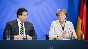 Bundeskanzlerin Angela Merkel und Sigmar Gabriel, Bundesminister für Wirtschaft und Energie, beim abschließenden Pressestatement.
