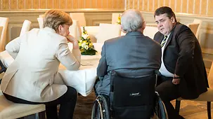 La chancelière fédérale Angela Merkel en conversation avec le ministre des Finances M. Schäuble et le ministre de l'Économie M. Gabriel