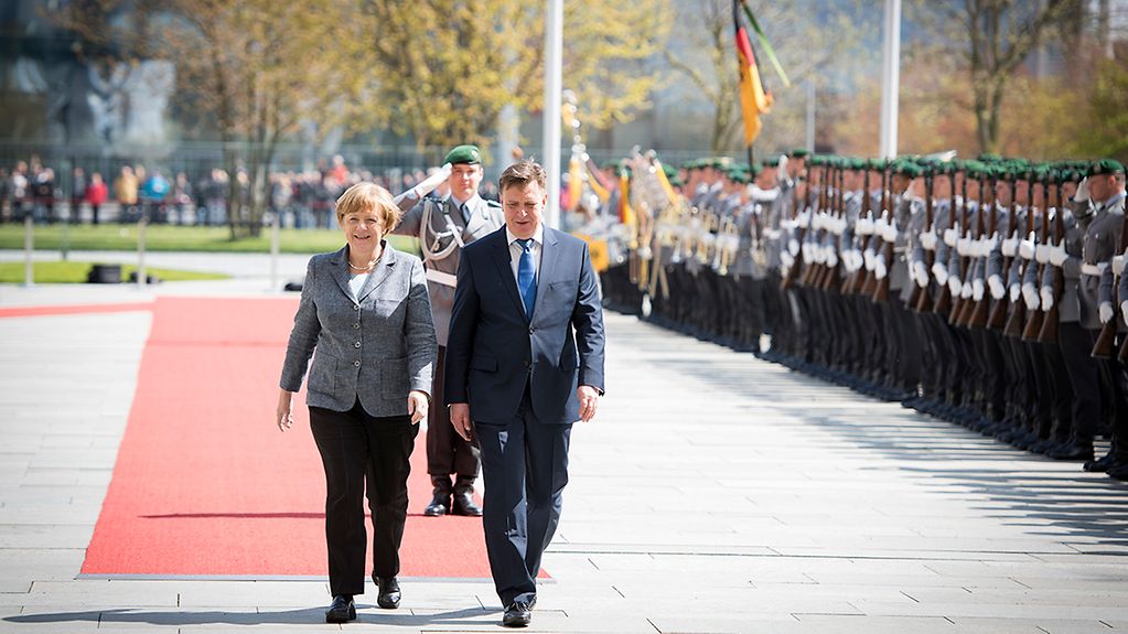 La chancelière fédérale Angela Merkel accueille le premier ministre letton Māris Kučinskis avec les honneurs militaires