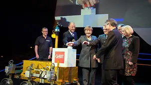 Gruppenfoto mit dem Mars-Roboter.