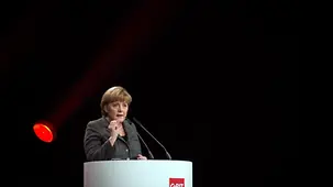 Merkel am Rednerpult.