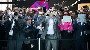 Besucher fotografieren mit allen möglichen Aufnahmegeräten.