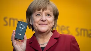 Merkel mit dem abhörsicheren Handy.