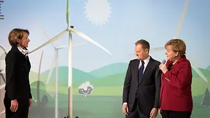 Merkel und Tusk vor dem Bild eines Windrades.