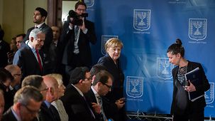 La chancelière fédérale Angela Merkel et le premier ministre israélien Benjamin Netanyahu arrivent à la conférence de presse de clôture.