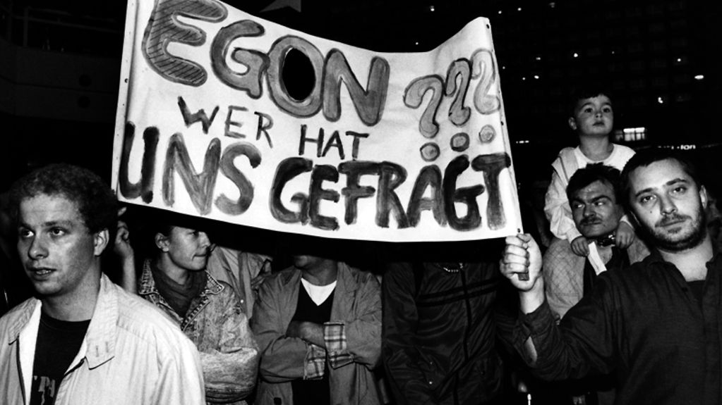 Demonstration in Ost-Berlin am 24.10.1989 nach der Wahl von Egon Krenz zum DDR-Staatsratsvorsitzenden. 'Egon, wer hat uns gefragt' heißt es auf einem Transparent der Demonstranten.