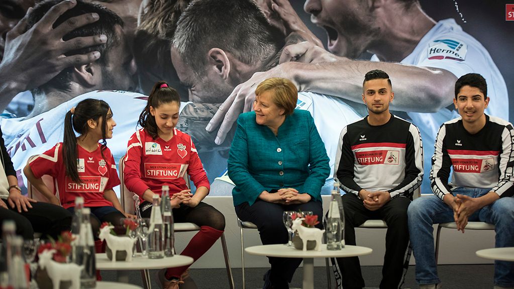 Bundeskanzlerin Angela Merkel spricht in Köln über ein Fußball-Integrationsprogramm