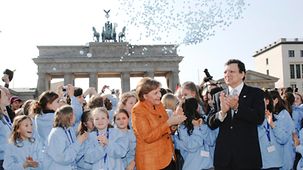 Chancellor Angela Merkel and Commission President José Manuel Barroso with children at the Brandenburg Gate