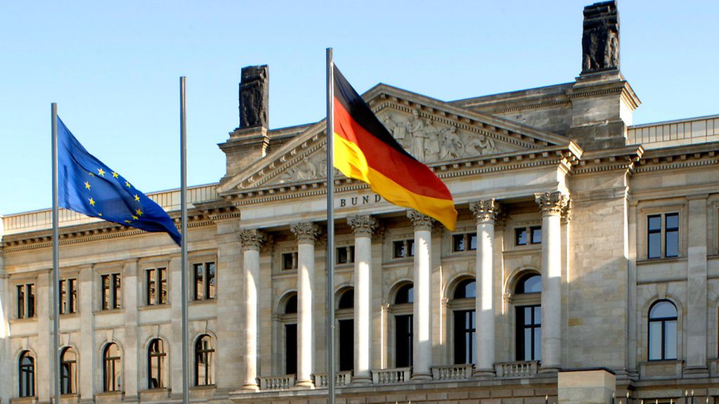 Bundesrats-Gebäude mit europäischer und deutscher Flagge