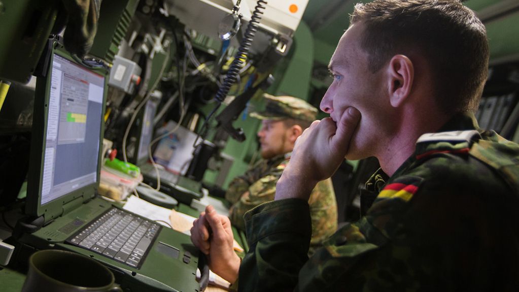 Soldaten der Bundeswehr arbeiten an Computern.