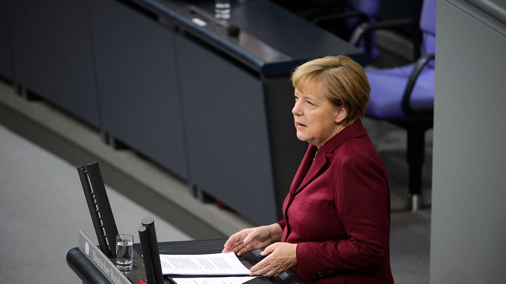 Bundeskanzlerin Angela Merkel gibt im Bundestag eine Regierungserklärung.