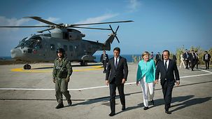 Bundeskanzlerin Angela Merkel geht neben Italiens Ministerpräsident Matteo Renzi und Frankreichs Präsident François Hollande.