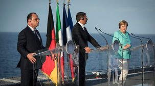 Bundeskanzlerin Angela Merkel spricht auf einer Pressekonferent neben Frankreichs Präsident François Hollande und Italiens Ministerpräsident Matteo Renzi.