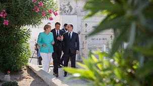 Bundeskanzlerin Angela Merkel unterhält sich mit Italiens Ministerpräsident Matteo Renzi und Frankreichs Präsident François Hollande.