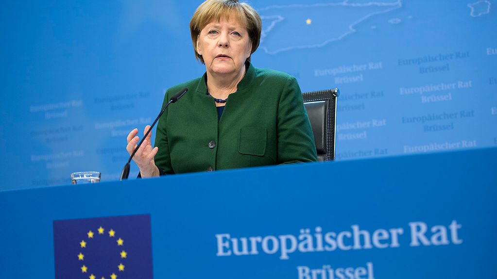 Bundeskanzlerin Merkel am Rednerpult vom Europäischen Rat.