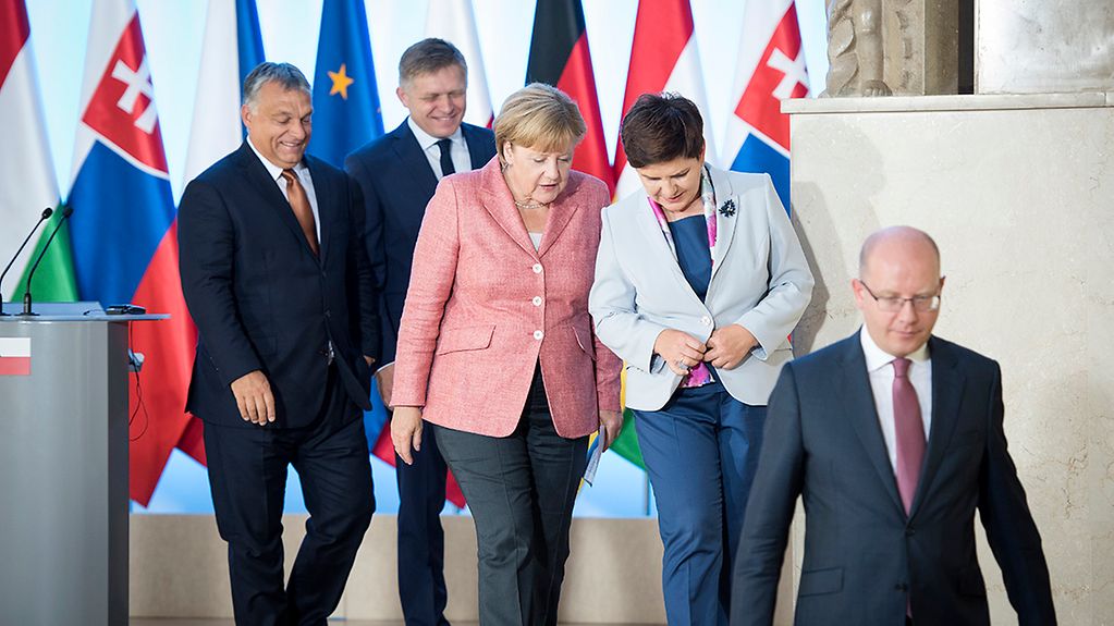 Ungarns Ministerpräsident Viktor Orbán, der slowakische Ministerpräsident Robert Fico, Bundeskanzlerin Angela Merkel, Polens Ministerpräsidentin Beata Szydlo und Tschechiens Ministerpräsident Bohuslav Sobotka.