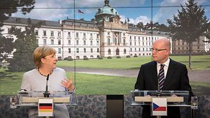 Bundeskanzlerin Angela Merkel neben Tschechiens Ministerpräsident Bohuslav Sobotka bei einer Pressekonferenz.