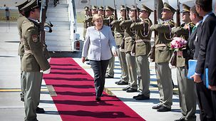 Bundeskanzlerin Angela Merkel bei ihrer Ankunft in Prag.