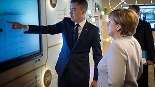 Bundeskanzlerin Angela Merkel mit Estlands Ministerpräsident Taavi Rõivas im sogenannten e-Estonia-Showroom.