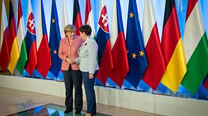 Bundeskanzlerin Angela Merkel wird von Polens Ministerpräsidentin Beata Szydlo begrüßt.