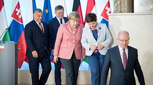 Ungarns Ministerpräsident Viktor Orbán, der slowakische Ministerpräsident Robert Fico, Bundeskanzlerin Merkel, Polens Ministerpräsidentin Beata Szydlo und Tschechiens Ministerpräsident Bohuslav Sobotka.
