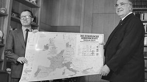 Le chancelier fédéral Helmut Kohl et le président de la Commission européenne Jacques Delors avec une carte de l’Europe