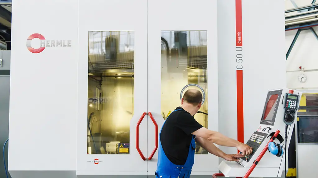 Jens Pueschel arbeitet im Fraunhofer Institut für Produktionsanlagen und Konstruktionstechnik an einem Hochleistungsbearbeitungszentrum.