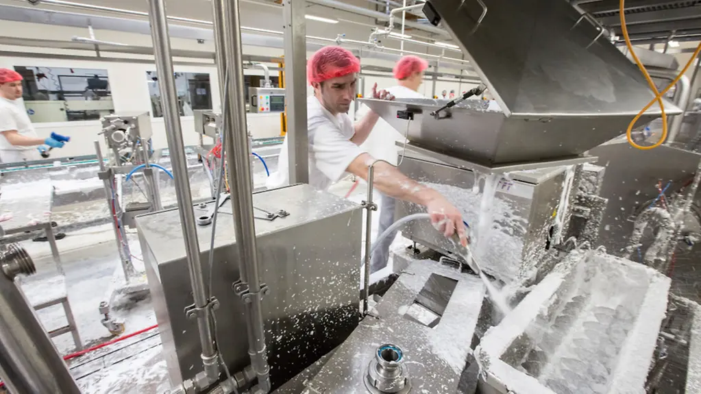 Reinigung der Sahneabteilung in der Backwarenproduktion