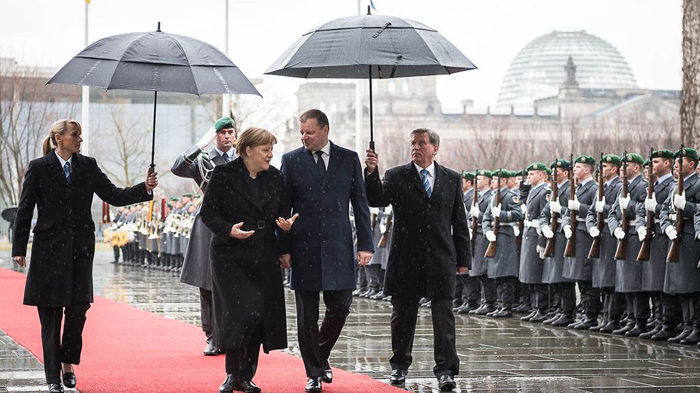 Bundeskanzlerin Angela Merkel begrüßt Litauens Ministerpräsident Saulius Skvernelis mit militärischen Ehren.