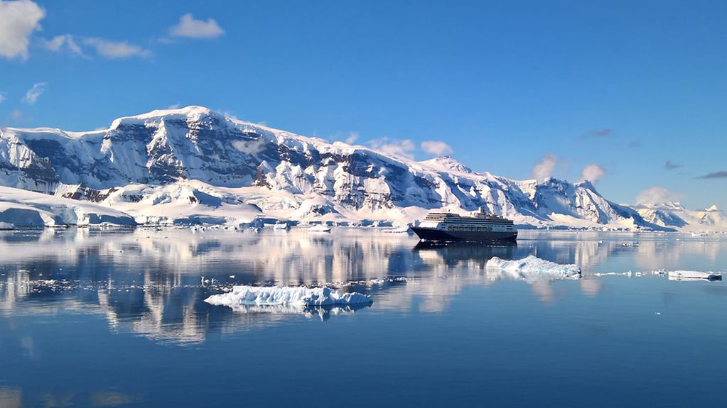 Kreuzfahrtschiff in der Antarktis