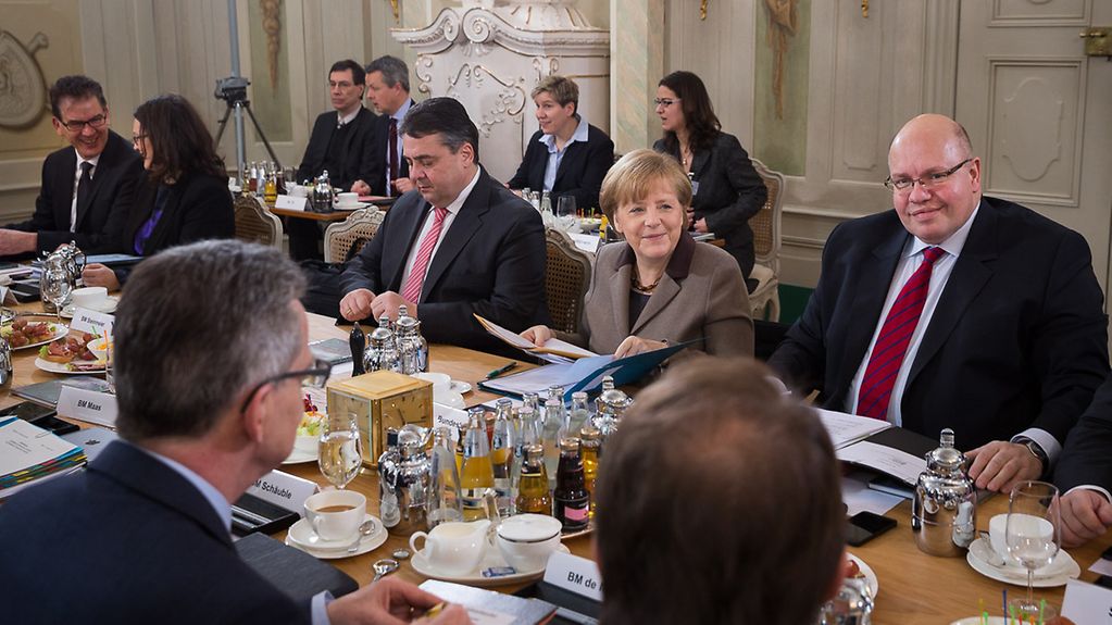 Bundeskanzlerin Angela Merkel zwischen Sigmar Gabriel, Bundesminister für Wirtschaft und Energie, und Peter Altmaier, Chef des Bundeskanzleramtes, vor Beginn der Kabinettssitzung.