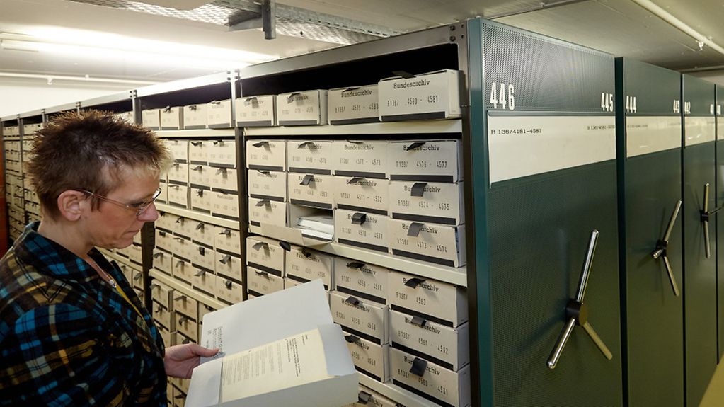 In unterirdischen Archivräumen werden im Bundesarchiv in Koblenz Schriftstücke gelagert.