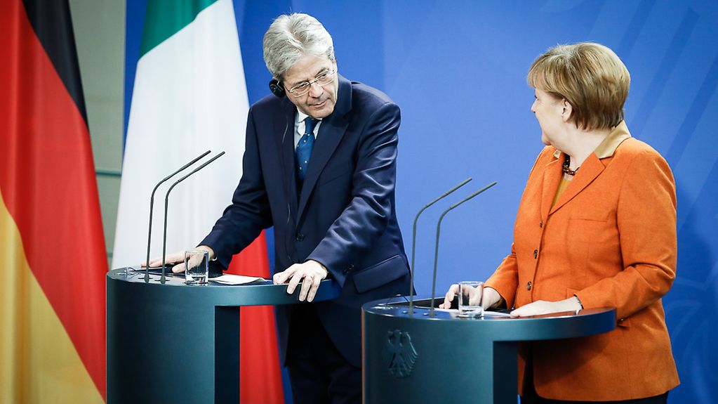 Bundeskanzlerin Angela Merkel und der italienische Ministerpräsident Paolo Gentiloni bei der Pressekonferenz im Kanzleramt.