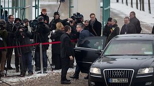 Thomas de Maizière, Bundesminister des Inneren, steigt bei seiner Ankunft aus dem Auto.