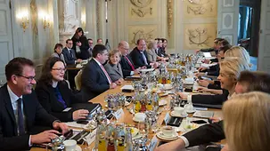 Die Mitglieder des Bundeskabinetts sitzen am Tisch.