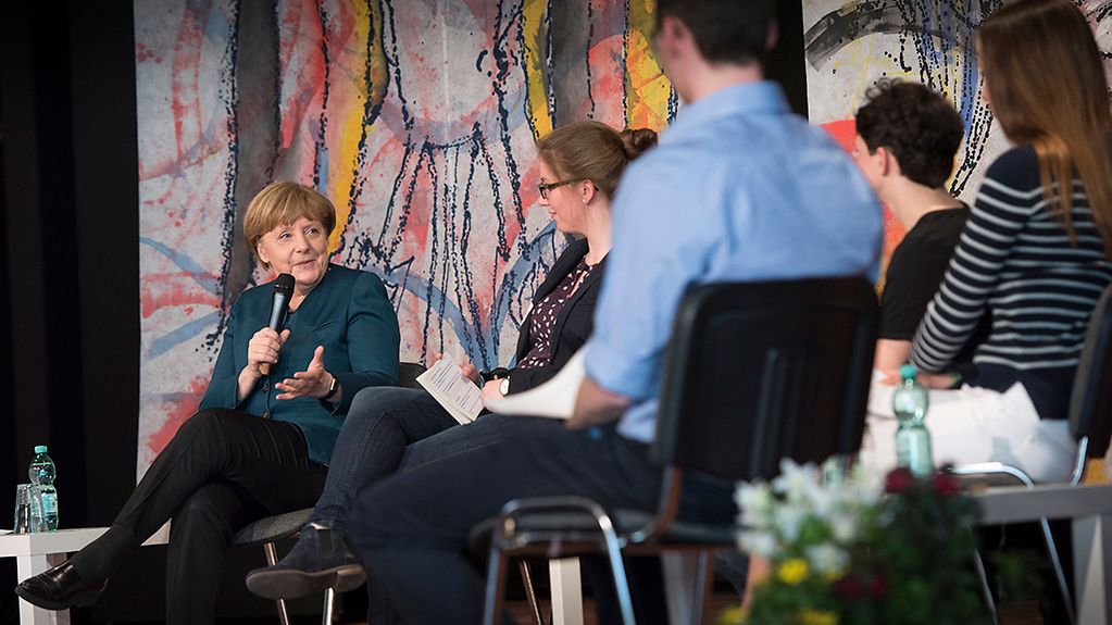 Bundeskanzlerin Angela Merkel im Gespräch mit Schülern anlässlich des EU-Projekttags.
