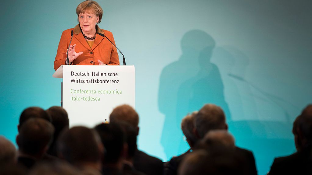 Bundeskanzlerin Angela Merkel am Rednerpult der Deutsch-Italienischen Wirtschaftskonferenz