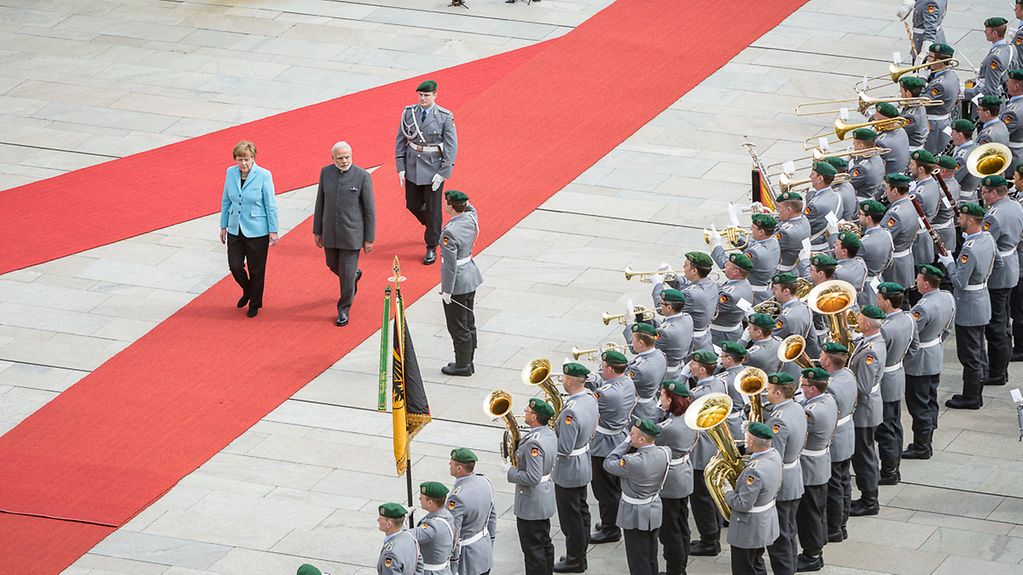 Begrüßung mit militärischen Ehren: Kanzlerin Merkel und Indiens Premierminister auf dem roten Teppich