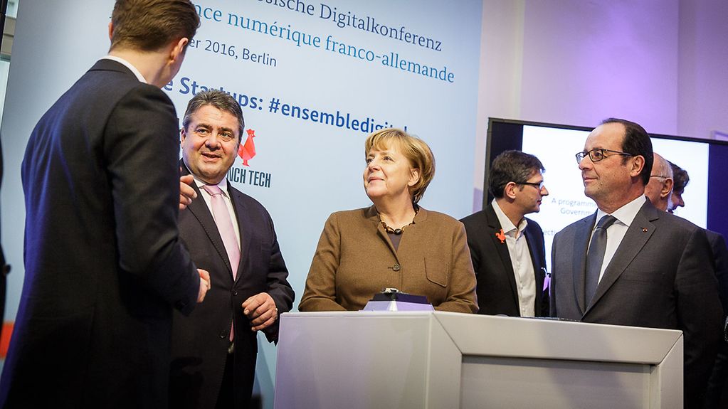 Bundeskanzlerin Angela Merkel, Sigmar Gabriel, Bundesminister für Wirtschaft und Energie, und Frankreichs Präsident François Hollande auf der Deutsch-Französischen Konferenz zur Digitalen Wirtschaft.