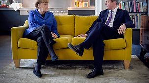 Bundeskanzlerin Angela Merkel und Großbritanniens Premierminister David Cameron unterhalten sich.