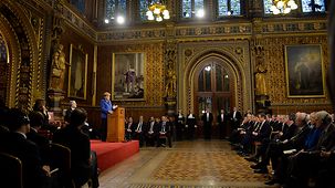 Bundeskanzlerin Angela Merkel trifft im britischen Parlament in London ein.