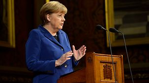 Bundeskanzlerin Angela Merkel hält von den Kammern des britischen Parlaments in London eine Rede.