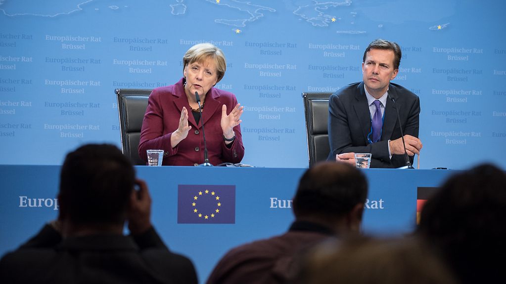 La chancelière fédérale Angela Merkel et le porte-parole du gouvernement fédéral Steffen Seibert lors de la conférence de presse de clôture du Conseil européen