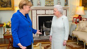 Angela Merkel wird im Buckingham-Palast von Queen Elizabeth empfangen.