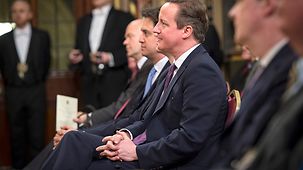 Großbritanniens Premierminister David Cameron verfolgt die Rede der Bundeskanzlerin vor den Kammern des britischen Parlaments.